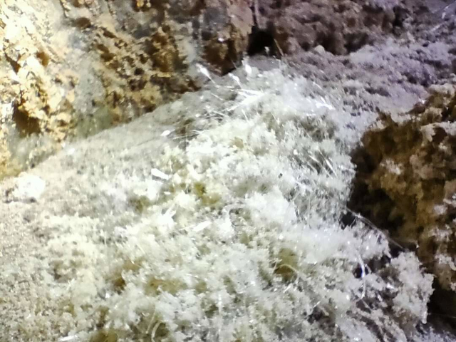 Formaciones cristalinas de Epsomita (sulfato magnésico hidratado) en el karst de Sorbas, revelando condiciones de humedad y geoquímica específicas