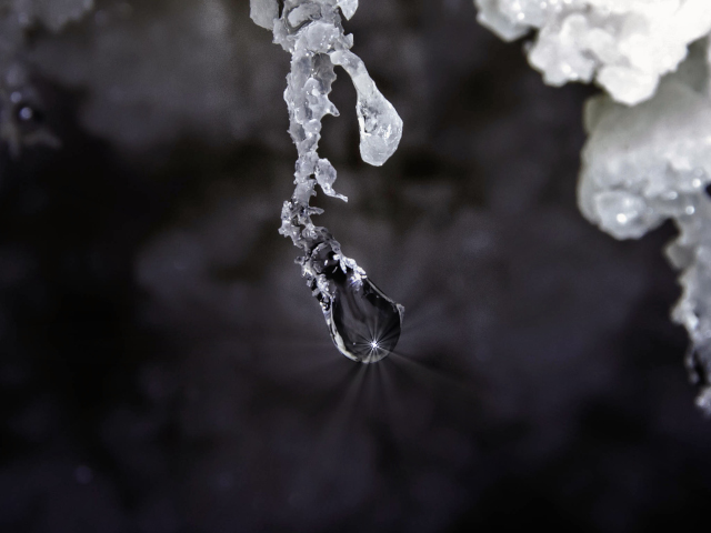 Fotografía de una gota de agua en formación de yeso en el karst en yeso de Sorbas